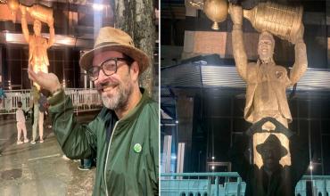 La increíble foto viral de Kevin Johansen con la estatua de Marcelo Gallardo