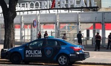 Peligro en el Monumental: Tres hinchas de River le sacaron el arma a una policía e intentaron matarla