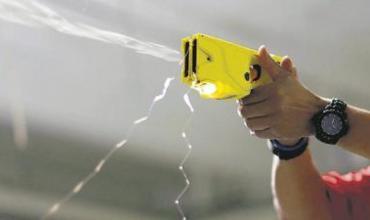 Una concejala pide que se implemente el uso de las pistolas taser en La Rioja