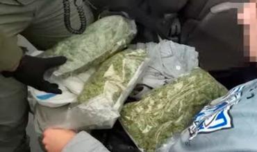 Detuvieron a un joven que viajaba a La Rioja en colectivo y llevaba 80 troqueles de LSD en la mochila