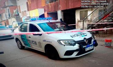 Insólito: un delincuente se tiroteó con la policía, les robó el patrullero y huyó en él
