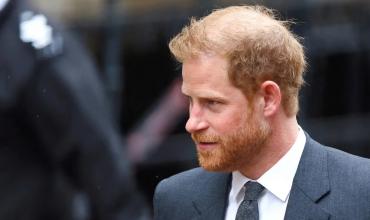 El príncipe Harry declaró ante la justicia británica: acusó a un diario de piratear su teléfono celular