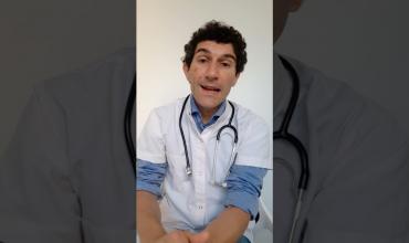 El médico que es un ejemplo: es gerontólogo y trabaja “a la gorra”