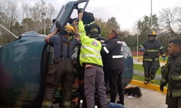 Fue a sacar la licencia de conducir y volcó en plena prueba: quedó atrapada en el auto y debieron asistirla