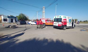 Una moto y un auto colisionan por Avenida Santa Rosa y Avenida del Bicentenario