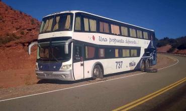 Cuesta de Miranda: Cambiaba la goma de un colectivo, cayó el gato y sufrió un grave golpe en su cabeza