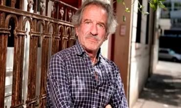 A los 76 años, el famoso actor Pablo Alarcón decidió hacer teatro a la gorra en Plaza Francia, en Recoleta