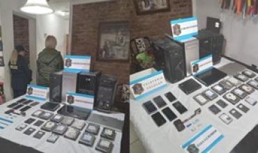 Detuvieron a una mujer por producir y comercializar contenido sexual de su hija de ocho años