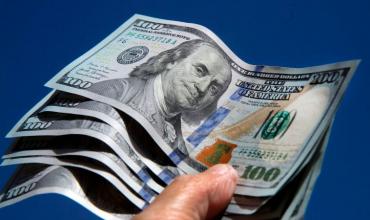 El dólar blue toma impulso y las cuevas ya lo venden a $745
