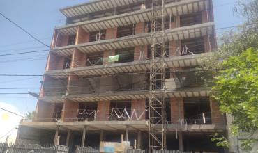 Un operario cayó de quinto piso de una obra en construcción  