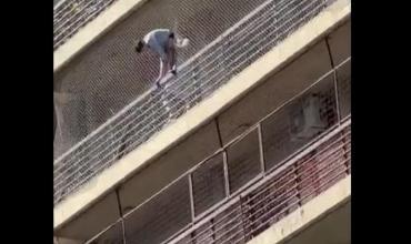 Desesperante rescate de un niño que quedó colgado de un balcón en Rosario