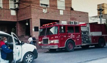 Principio de incendio en el octavo piso de un edificio: Dos personas debieron ser asistidas