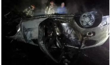 Tres muertos por vuelco e incendio de un auto