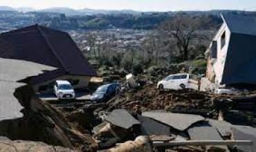 Las consecuencias del terremoto en Japón: gente entre los escombros, más de 50 muertos y redes de agua potable dañadas