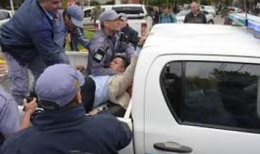 Chaco: Un Concejal se trepó a un patrullero en una manifestación y fue detenido