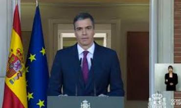 El presidente del gobierno español Pedro Sánchez anunció que continuará al frente del Gobierno