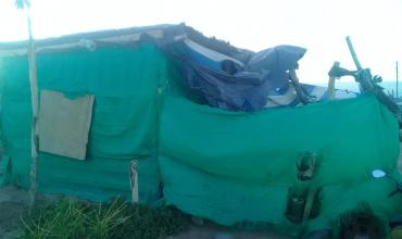 Villa Unión: a causa del viento zonda una vivienda precaria debió ser asistida 