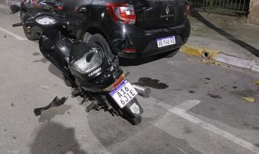 Motociclista colisionó contra un auto estacionado y sufrió heridas de consideración 