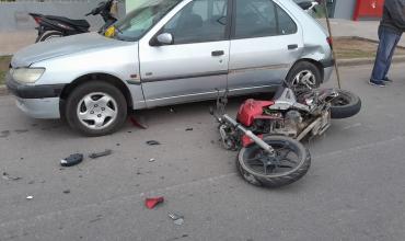 Un motociclista con graves lesiones al quedar debajo de un automóvil, luego de un siniestro vial 
