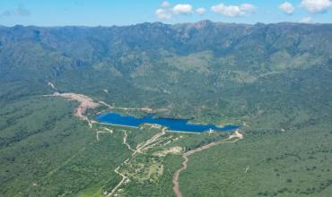 Chamical: El dique de La Aguadita ya supera su cota máxima y el agua sale por el vertedero