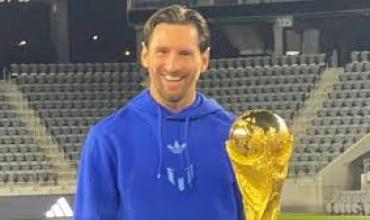 La emotiva reacción de Messi al reencontrarse con la Copa del Mundo