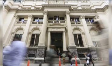 El BCRA tendrá USD 28.100 millones para sostener la salida del cepo cambiario