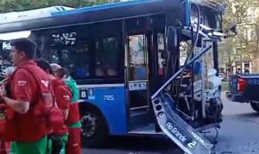 Violento choque entre dos colectivos a metros del Congreso: ya hay al menos 27 heridos