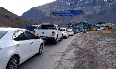 Éxodo argentino a Chile: los cruces de frontera se multiplican y los comercios abren a pesar del feriado