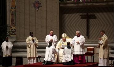 El mensaje del papa Francisco en la Vigilia Pascual: “La luz resplandece lentamente, incluso en tinieblas”