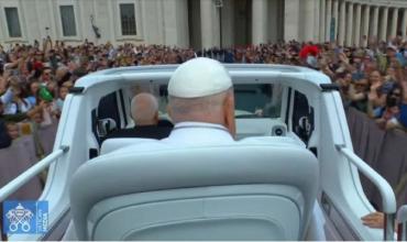 El papa Francisco sorprendió a miles de fieles congregados en la plaza San Pedro