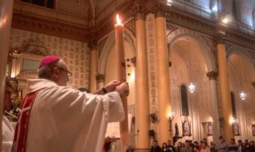 “Jesús resucitado  renueva nuestras vidas”: el llamado de Braida en la Vigilia Pascual