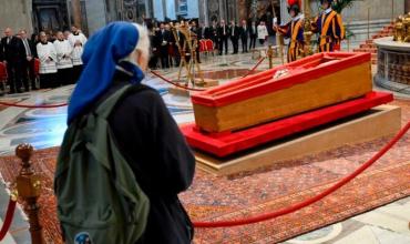 La monja que rompió el protocolo y lloró junto al ataúd de Francisco tiene una historia cercana a la Argentina