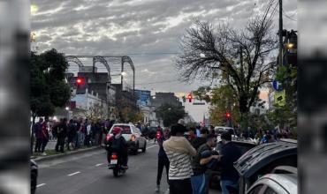 Hinchas autoconvocados de San Lorenzo toman la sede de Avenida La Plata pidiendo la renuncia de Moretti