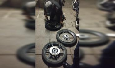 Barrio Alta Rioja: Policía recupera ruedas de motocicleta robadas y detiene a un sospechoso