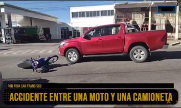 Chocan una motocicleta y una camioneta en avenida San Francisco