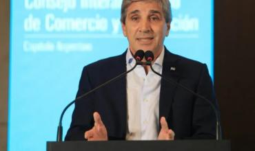 Caputo prepara medidas para alentar el uso de dólares: cuándo las anunciaría
