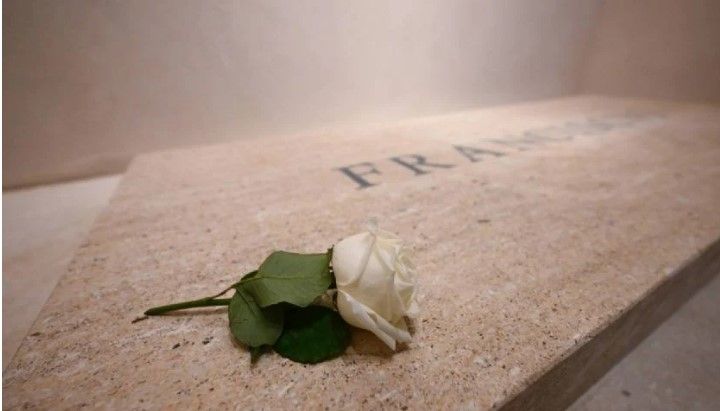 La incesante peregrinación a la tumba de Francisco