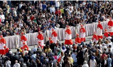 Un cardenal vació el minibar de su habitación en Roma pensando que era gratis y se llevó una sorpresa