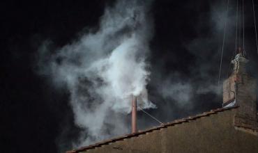 El Vaticano ya instaló la chimenea en la Capilla Sixtina para el cónclave