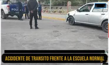 Violento choque entre un automóvil y una motocicleta