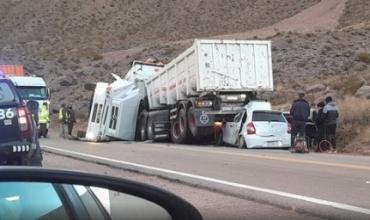 Dos muertos por un brutal choque entre dos camiones y un auto en la ruta que va a Chile