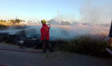 Controlaron un incendio de pastizales en el barrio Urbano 31