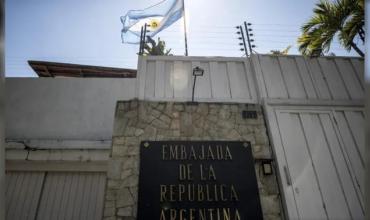 Aseguran que los opositores al chavismo asilados en la embajada argentina en Caracas salieron de Venezuela