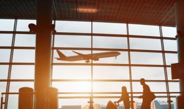 Anuncian cambios en la autorización para viajar al exterior con menores de edad