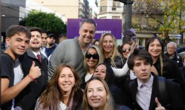 Manuel Adorni y Karina Milei recorrieron puntos clave de la Ciudad en la recta final de la campaña