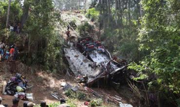 Tragedia en Sri Lanka: 21 personas murieron luego de que el micro en el que viajaban cayera por un acantilado