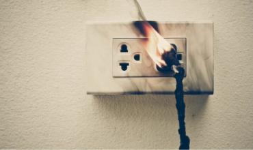 Un joven sufrió una descarga eléctrica en el barrio 1 de Diciembre y fue trasladado al hospital
