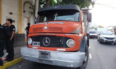 Colisión entre un camión y un auto en pleno centro dejó solo daños materiales