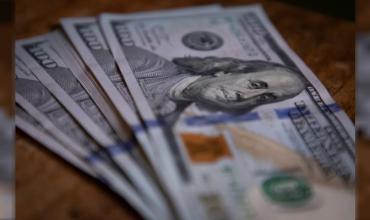 El dólar oficial cerró a $1.155 y se achica la brecha con el blue, que bajó a $1.170