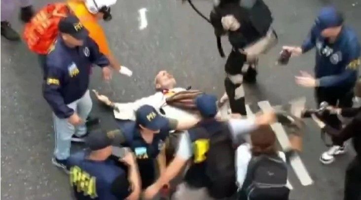 Nueva marcha de jubilados: el padre Paco Olveira resultó herido en medio de los incidentes